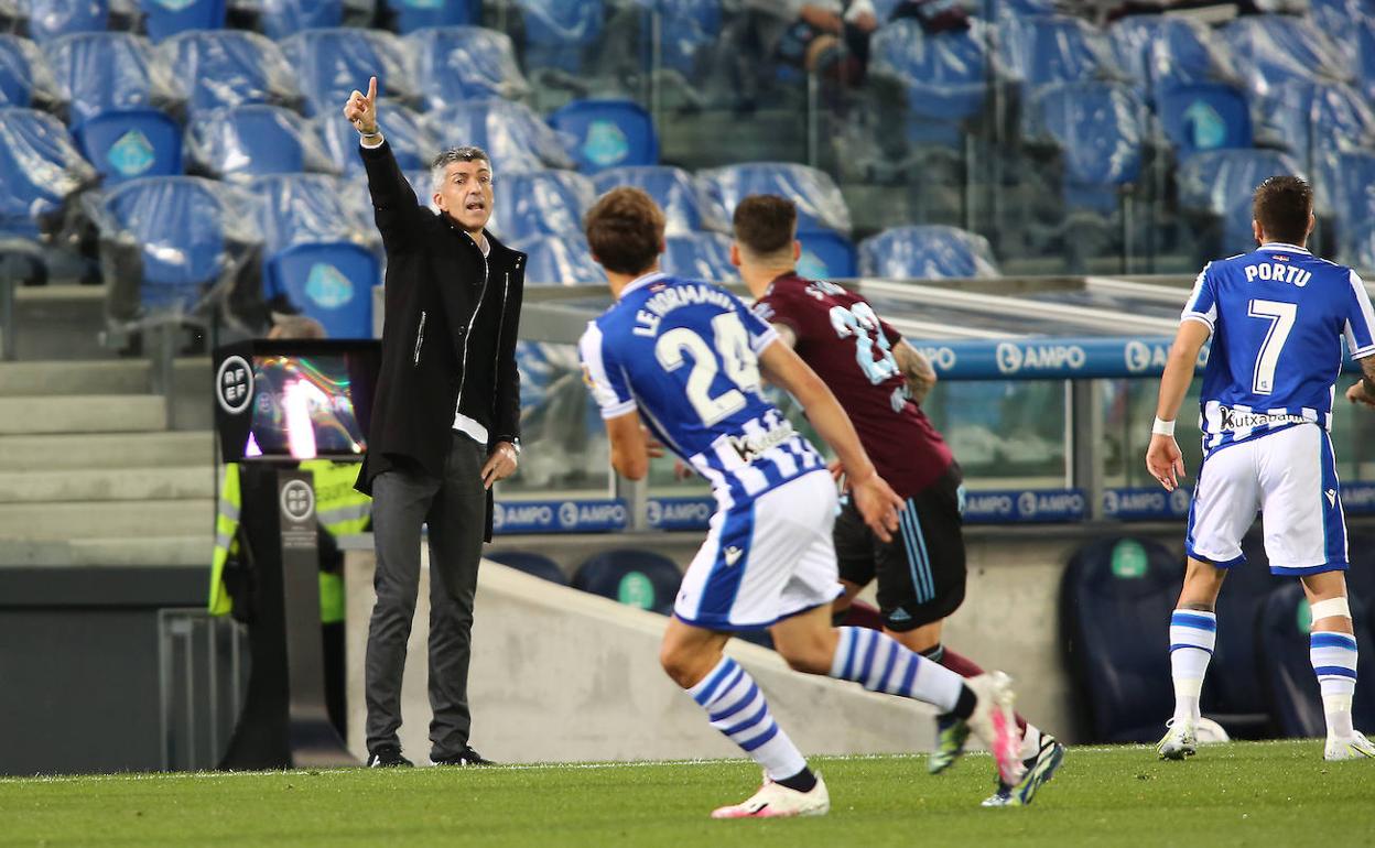 Imanol da instrucciones con el brazo ayer en la banda del Reale Arena. 