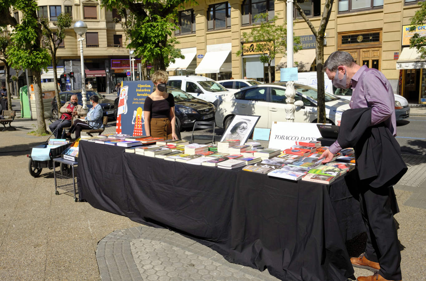 Este 23 de abril ha vuelto a inundarse de literatura con las mesas repletas de libros en todos los establecimientos que han podido sacar a la calle sus libros. 
