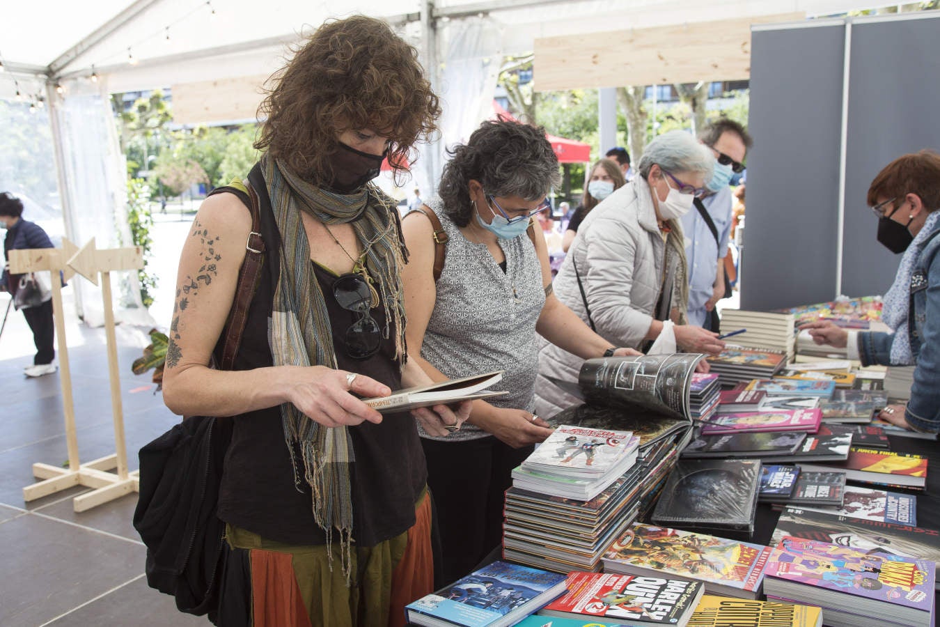 Este 23 de abril ha vuelto a inundarse de literatura con las mesas repletas de libros en todos los establecimientos que han podido sacar a la calle sus libros. 