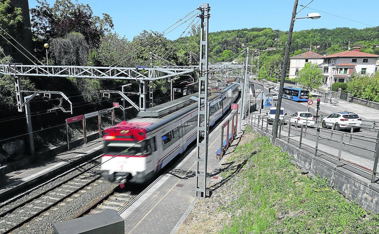 Un tren circula por la estación de Renfe de Martutene, a la altura del actual paso a nivel de Barkaiztegi. 