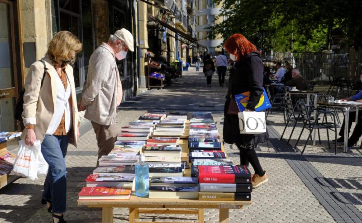 Algunos establecimientos han exhibido sus libros en la calle 