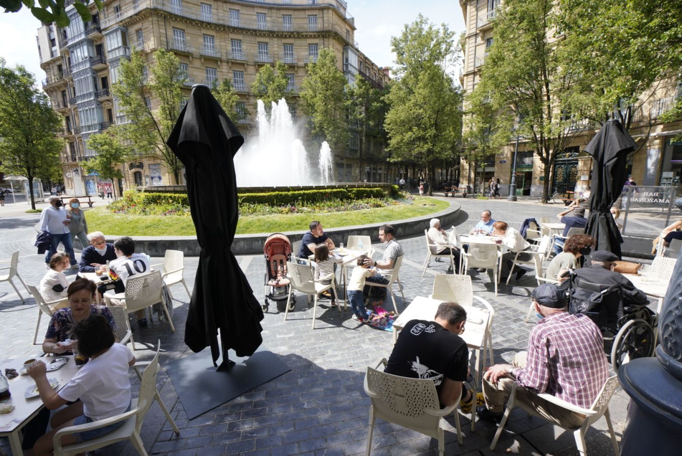 Las terrazas de los bares y las playas han sido las localizaciones favoritas para los donostiarras este sábado.