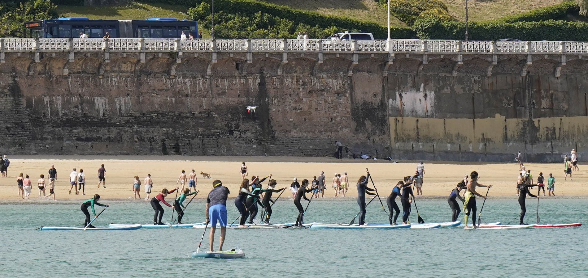 Las terrazas de los bares y las playas han sido las localizaciones favoritas para los donostiarras este sábado.