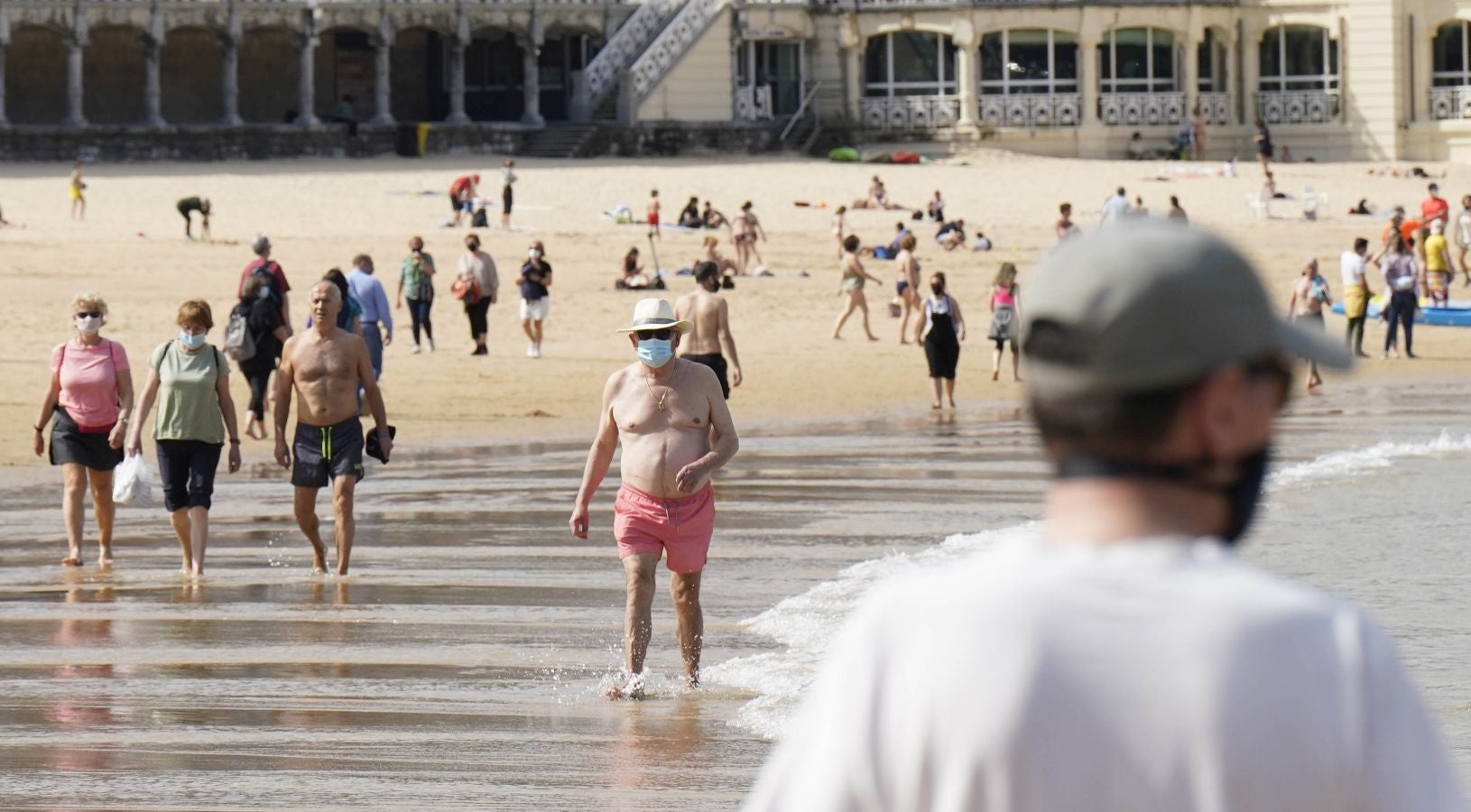 Las terrazas de los bares y las playas han sido las localizaciones favoritas para los donostiarras este sábado.