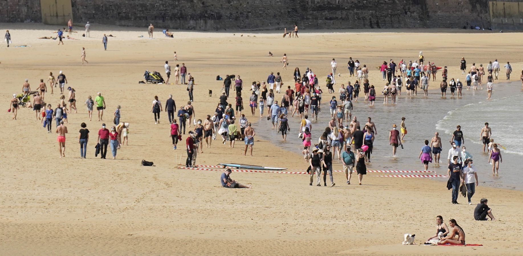 Las terrazas de los bares y las playas han sido las localizaciones favoritas para los donostiarras este sábado.