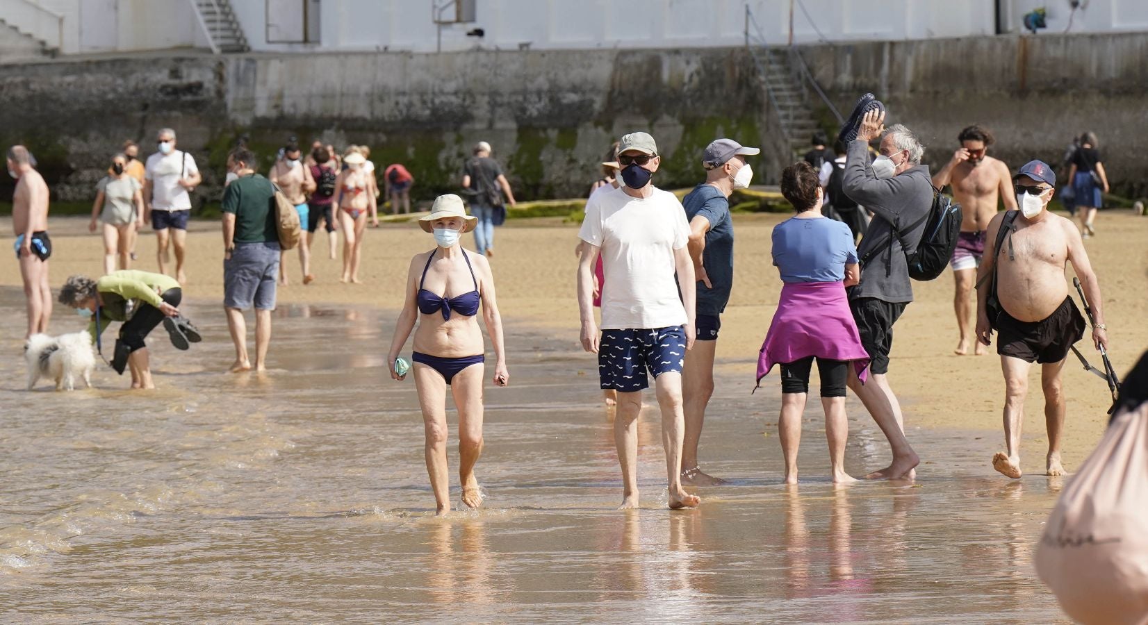 Las terrazas de los bares y las playas han sido las localizaciones favoritas para los donostiarras este sábado.