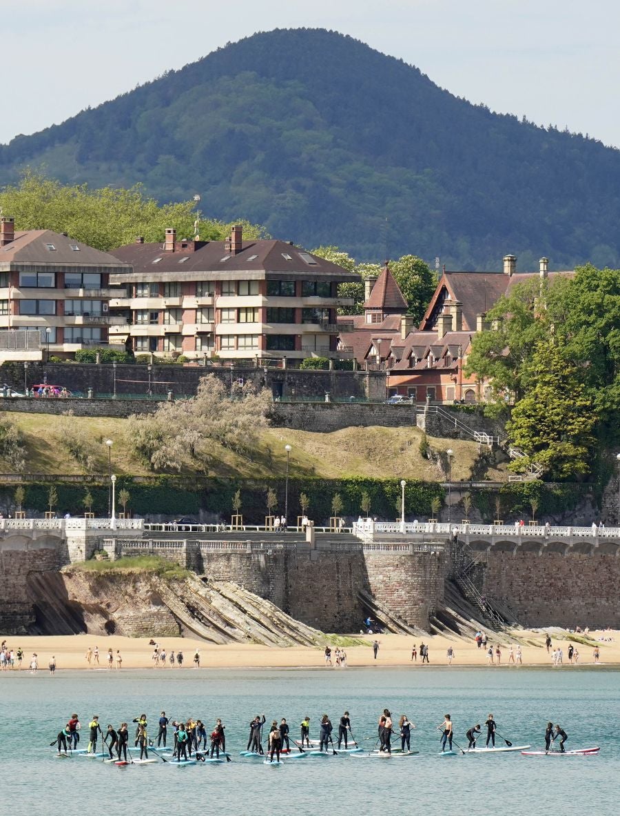 Las terrazas de los bares y las playas han sido las localizaciones favoritas para los donostiarras este sábado.