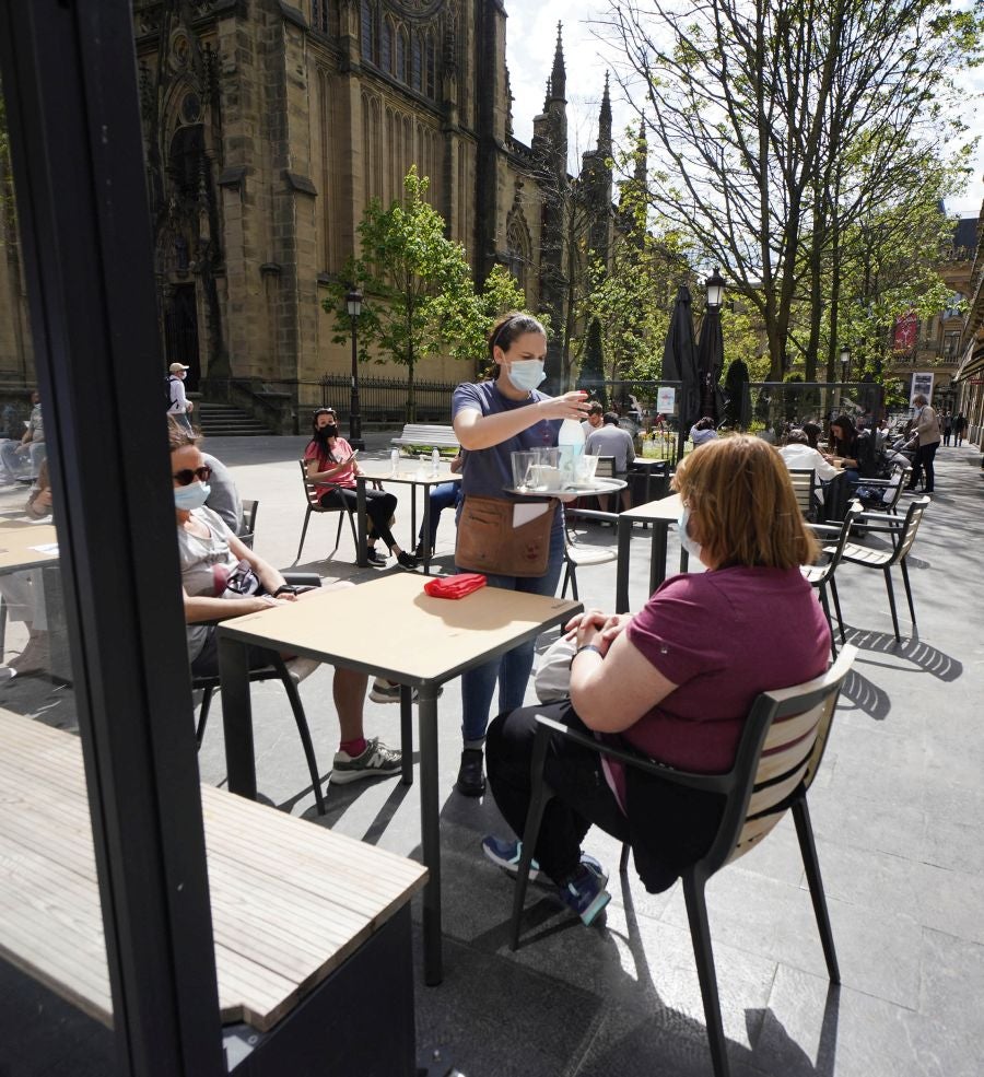 Las terrazas de los bares y las playas han sido las localizaciones favoritas para los donostiarras este sábado.