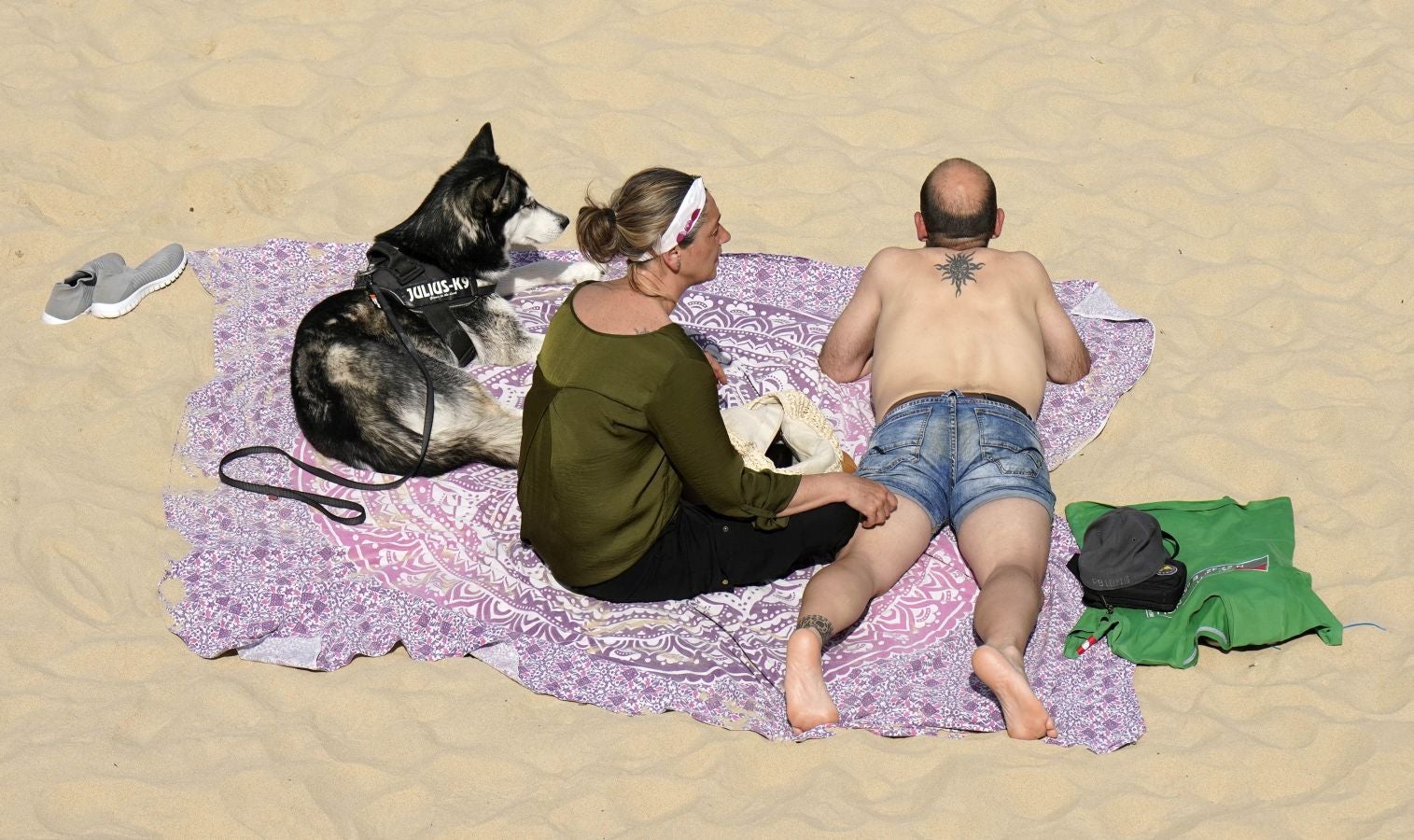 Las terrazas de los bares y las playas han sido las localizaciones favoritas para los donostiarras este sábado.