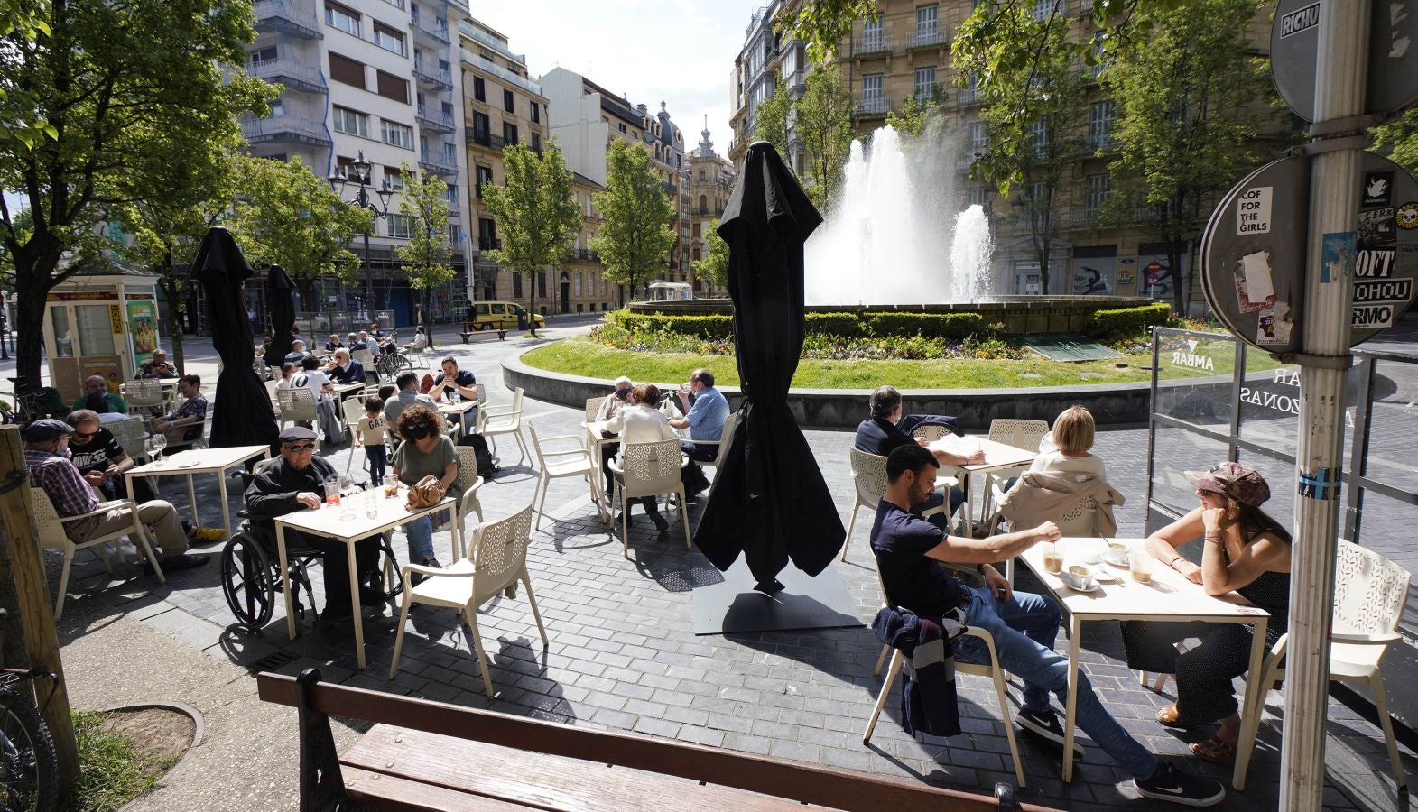 Las terrazas de los bares y las playas han sido las localizaciones favoritas para los donostiarras este sábado.