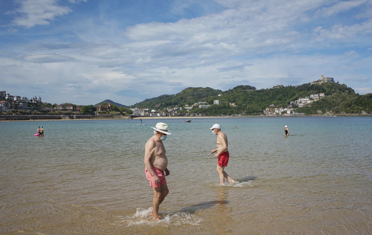 Las terrazas de los bares y las playas han sido las localizaciones favoritas para los donostiarras este sábado.