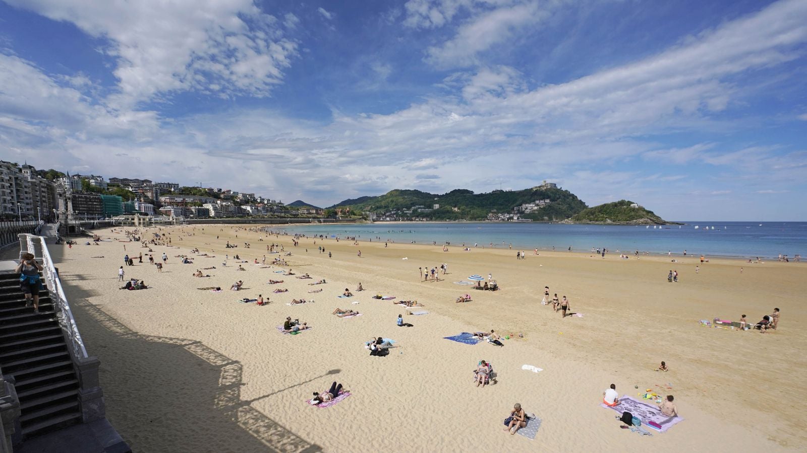Las terrazas de los bares y las playas han sido las localizaciones favoritas para los donostiarras este sábado.