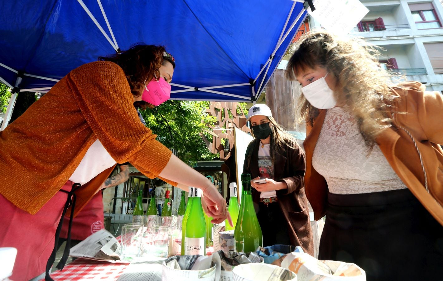 Este sábado se ha celebrado la popular fiesta de Sagardo Eguna de Errenteria en su edición número XXXIII. Debido a la alarma sanitaria, los vecinos han podido coger el vaso y las botellas en la Plaza Xenpelar o en la Alameda Gamón, pero el 'txotx' lo han tenido que hacer en casa.
