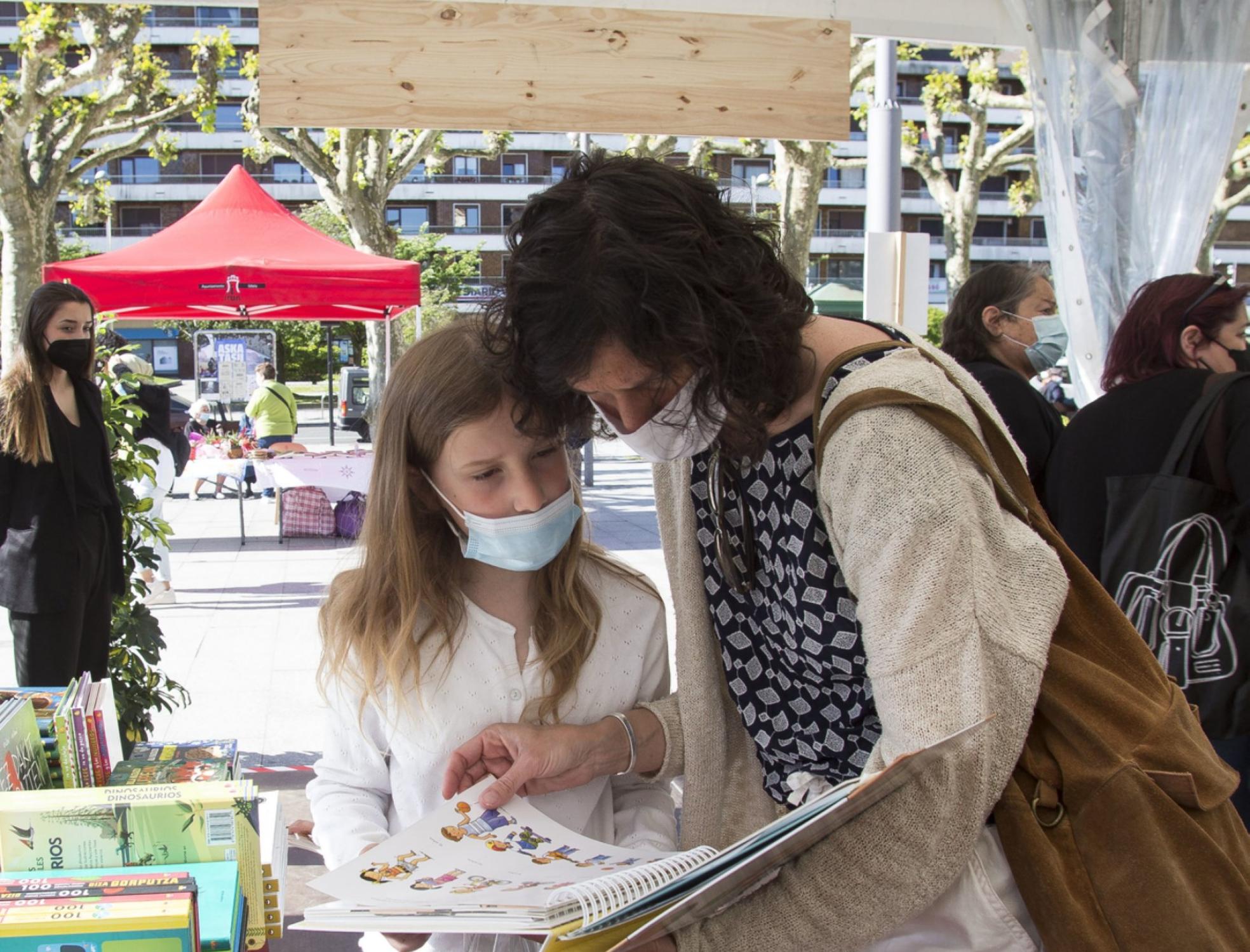 En familia. Hay libros para todaslas edades. 