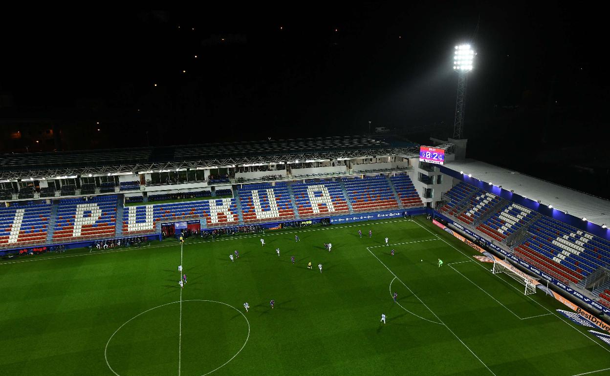 Vista desde una de las dos torres de Ipurua del Eibar-Real de hace un año, el primero sin público. 