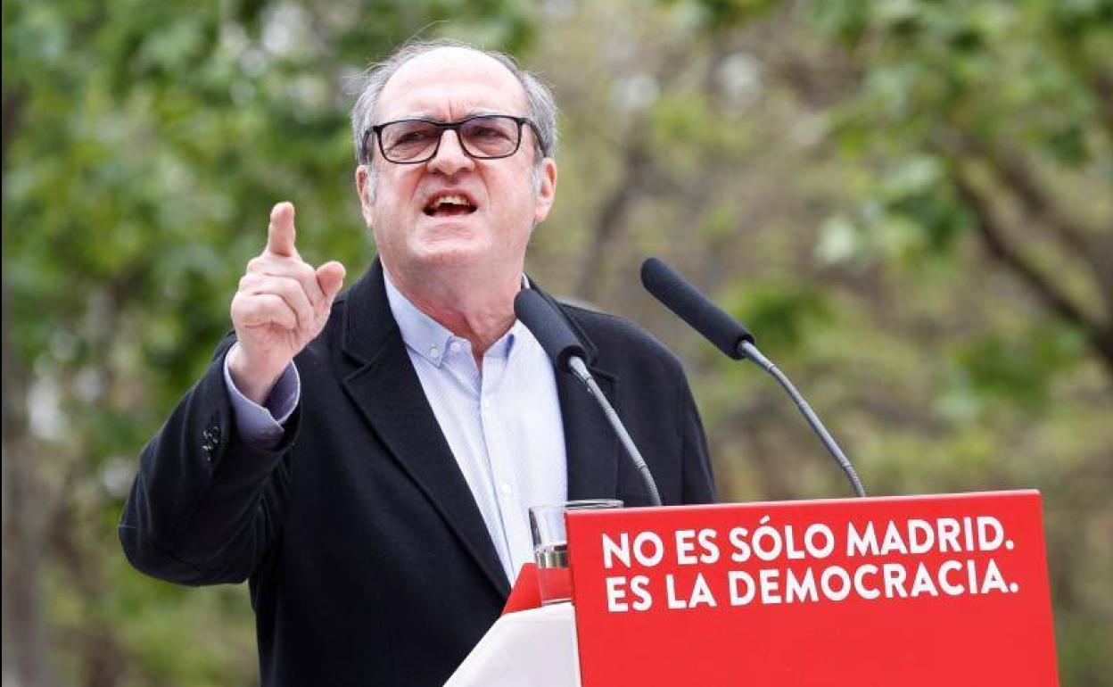 Mitin de Ángel Gabilondo en Vallecas en el que se puede leer «No es sólo Madrid. Es la democracia».