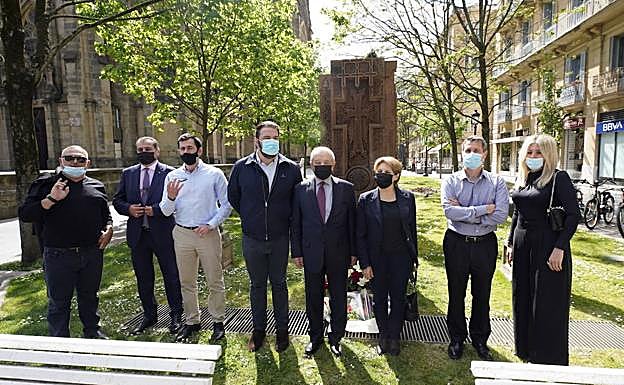Los participantes en la ofrenda floral.