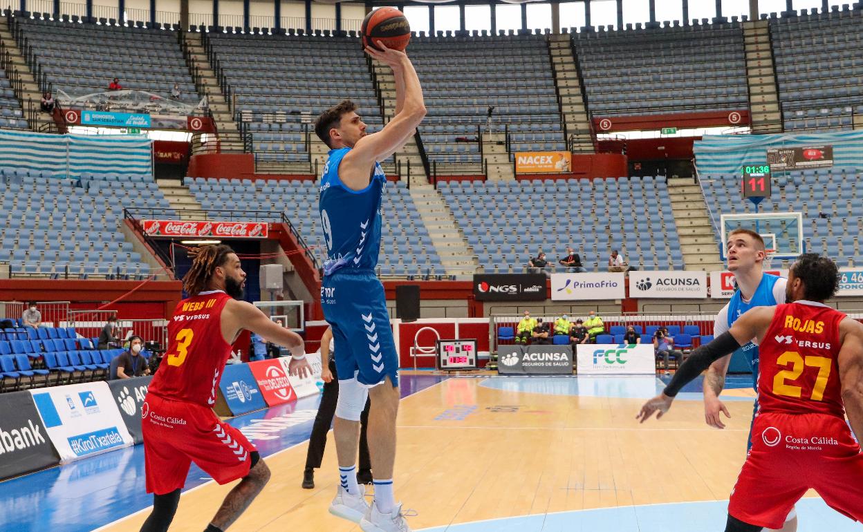 Pere Tomàs tira a canasta el sábado en Illunbe ante el Murcia. 