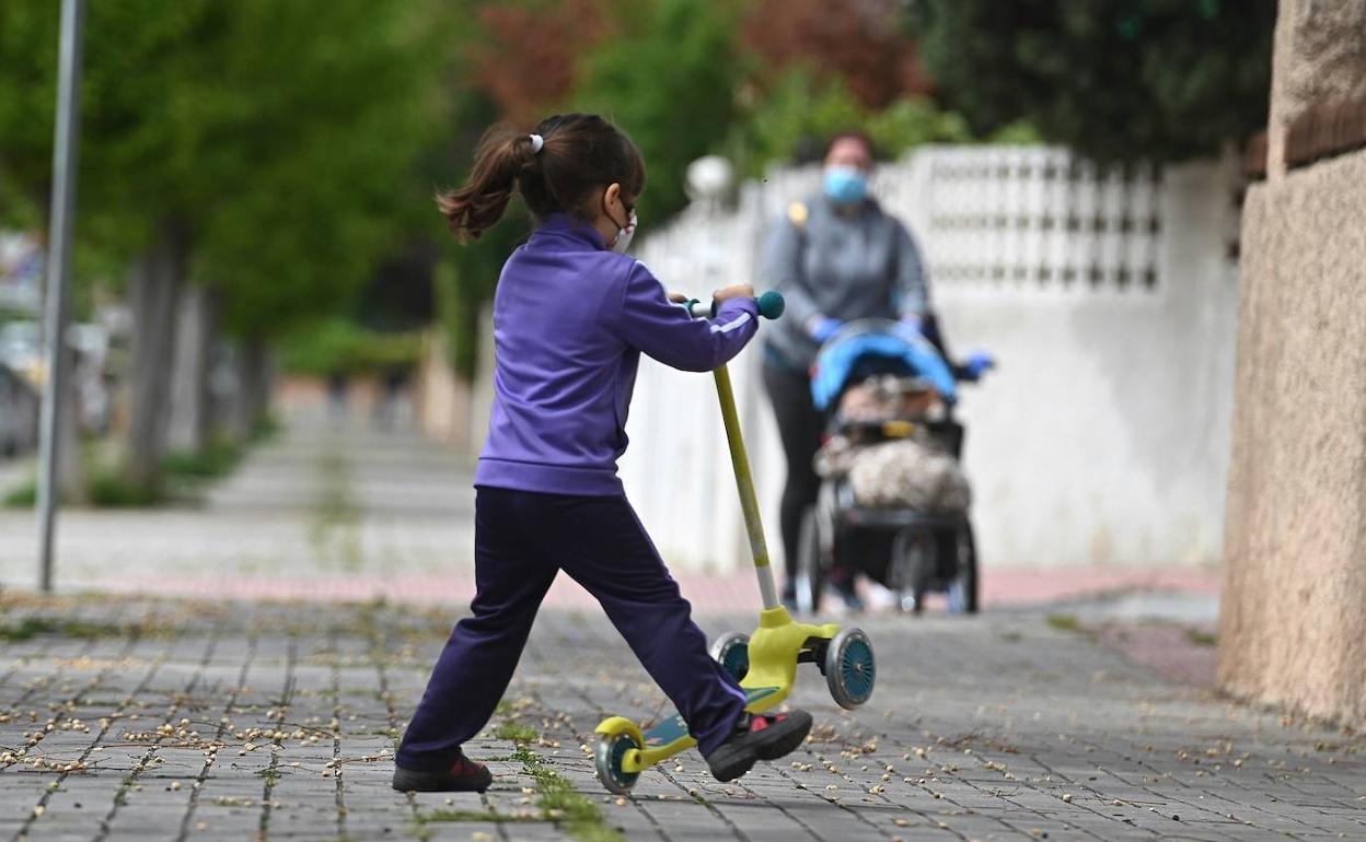 Una niña juega con un patinete en la calle. La edad media de los menores que son víctimas de algún tipo de agresión es de 11,5 años. 