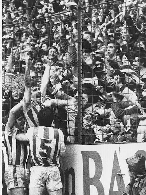 Zamora grita el gol con sus aficionados.