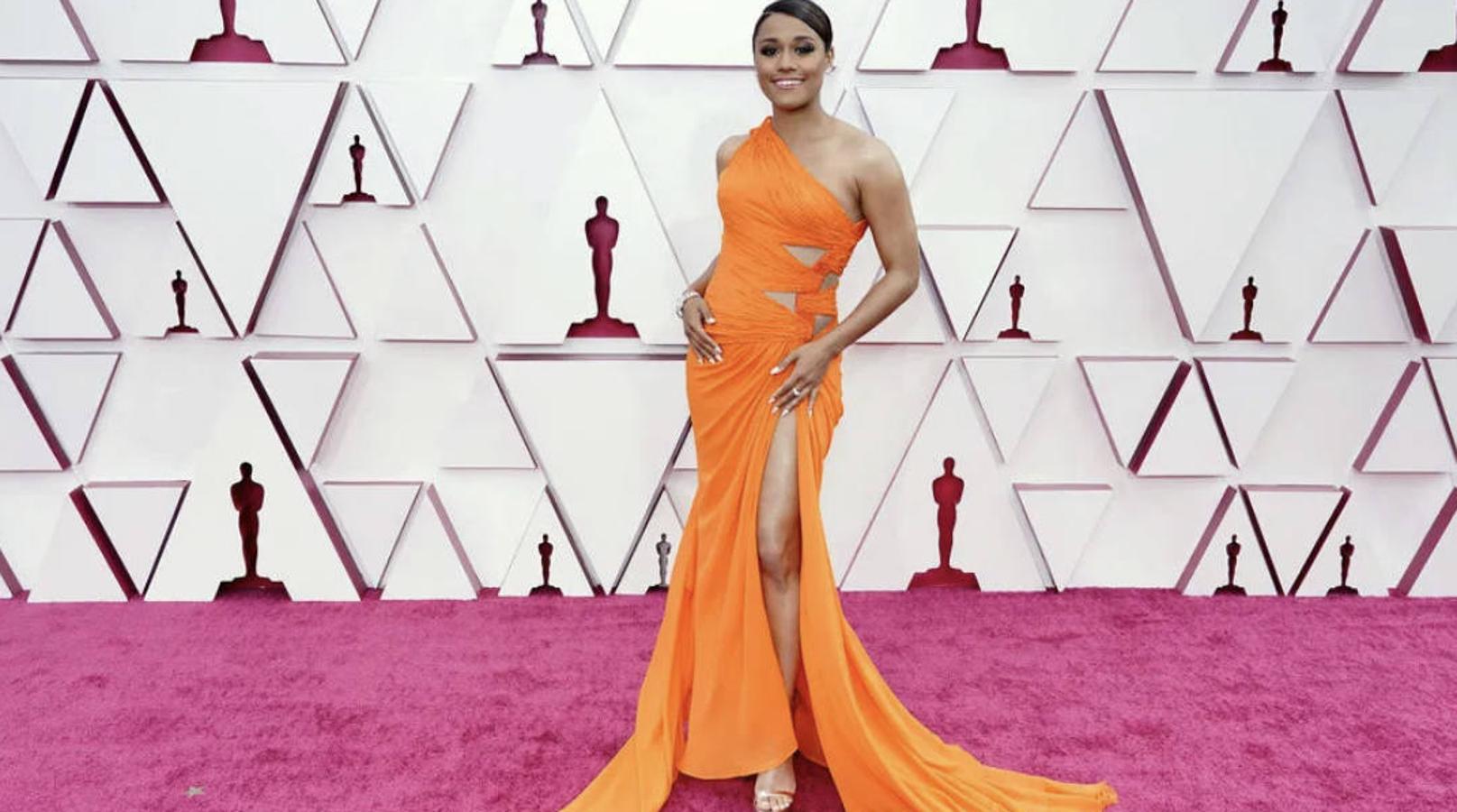 La actriz ha apostado por un Atelier Versace asimétrico, de amplia abertura y cortes. Una Ariana DeBose que ha sabido defender el naranja como pocas