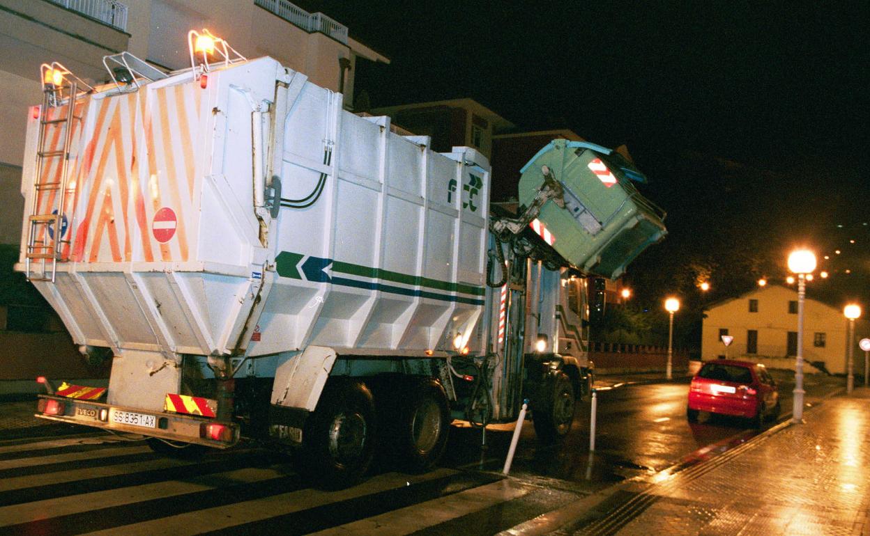 EH Bildu pide no recoger residuos a la noche y el PP, limitar los horarios