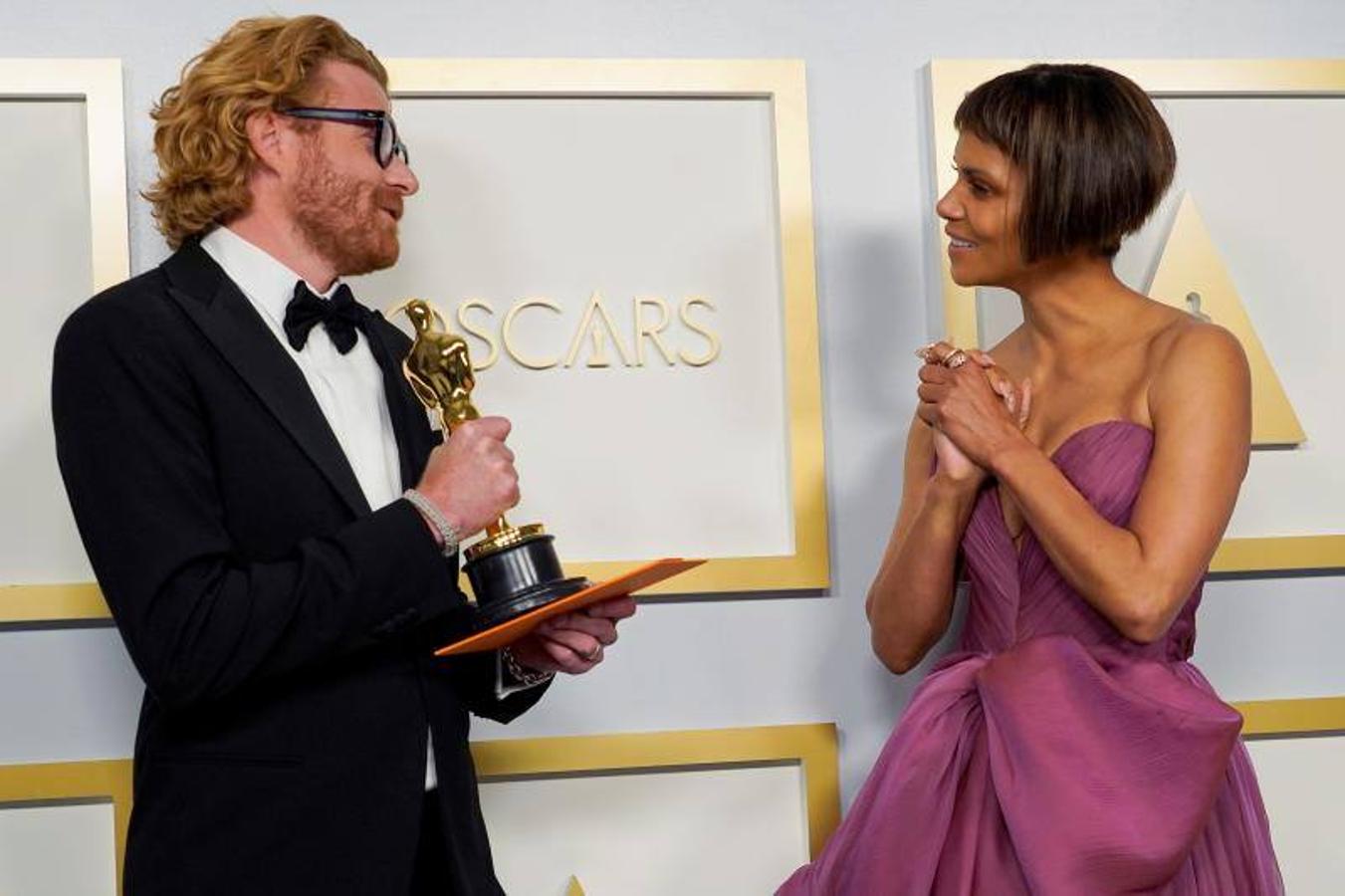 Erik Messerschmidt recogió el galardón a la Mejor Fotografía por 'Mank', entregado por Halle Berry. 