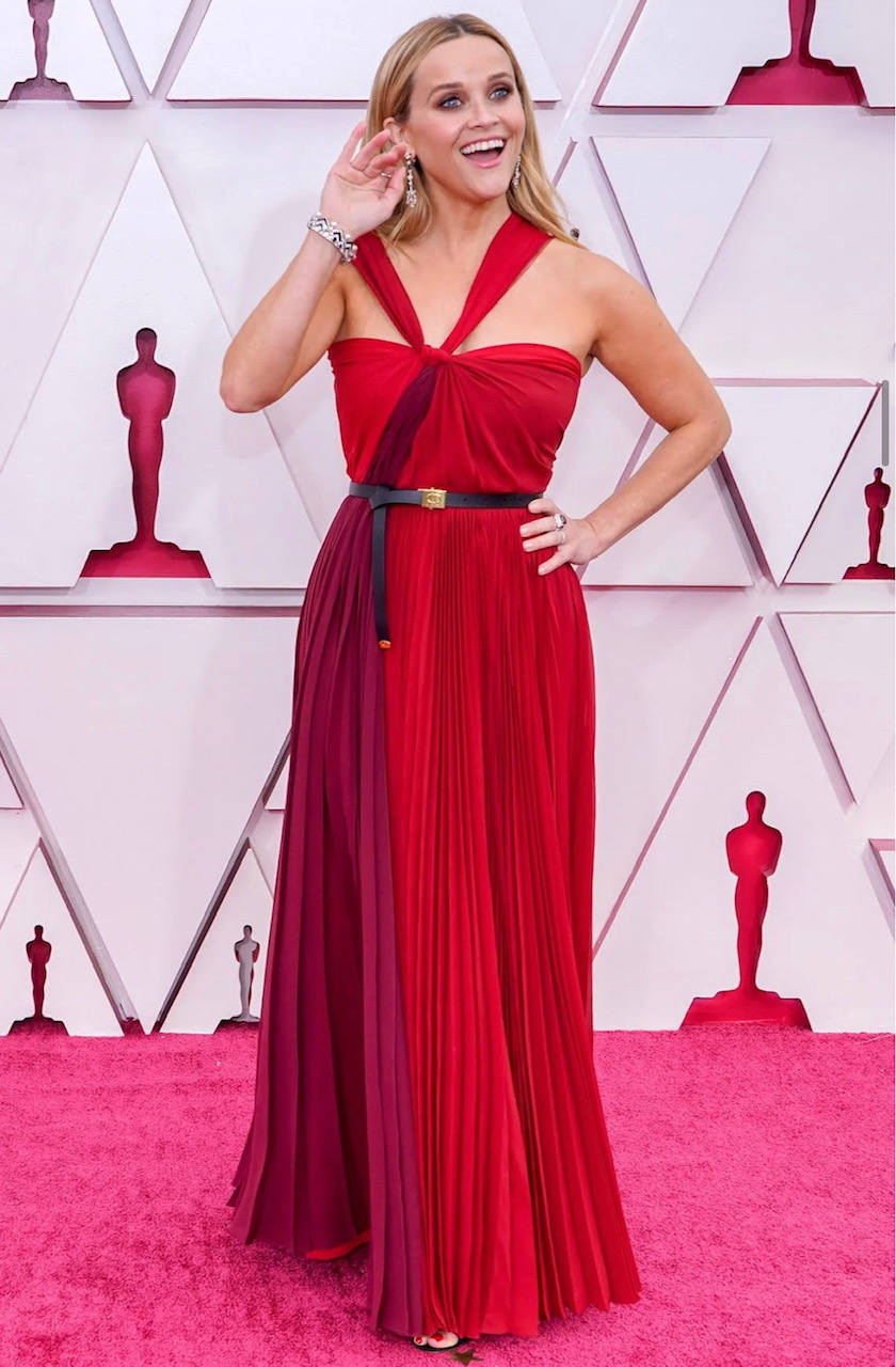 Siempre sonriente e impactante, con una elegancia innata al alcance de pocas mujeres. Reese Witherspoon ha apostado por un 'mix' de rojos y granates de Christian Dior. Un vestido ceñido con un cinturón negro con hebilla dorada de la firma francesa. Una pieza -por cierto- en la que parece haberse inspirado una de las últimas ediciones limitadas de Zara