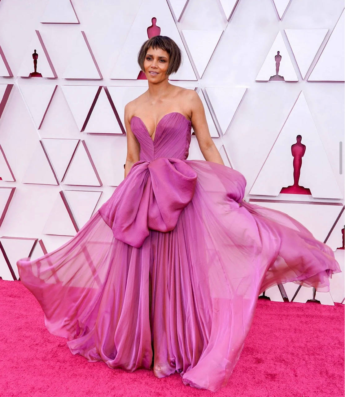 La actriz Halle Berry ha sorprendido con un nuevo peinado y con un vestido fluido con escote corazón de Dolce & Gabbana. Un toque de frescura y de color en una alfombra roja que ha empezado a recuperar el esplendor de antaño