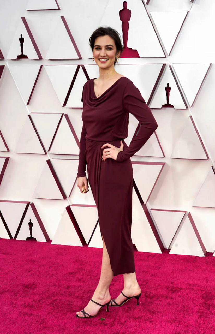 Madeline Sharafian ha optado por un look alejado del 'dress code' de una gala como los Oscars. La protagonista ha seleccionado un vestido color burdeos, con drapeado en la parte delantera, escote barco y unas sandalias negras de tira fina