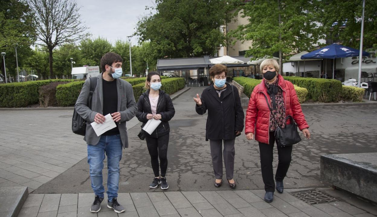 El delegado de Bienestar Social, David Nuño, con Irati Alzuri, Pilar Fagundo y Carmen Barbero. 