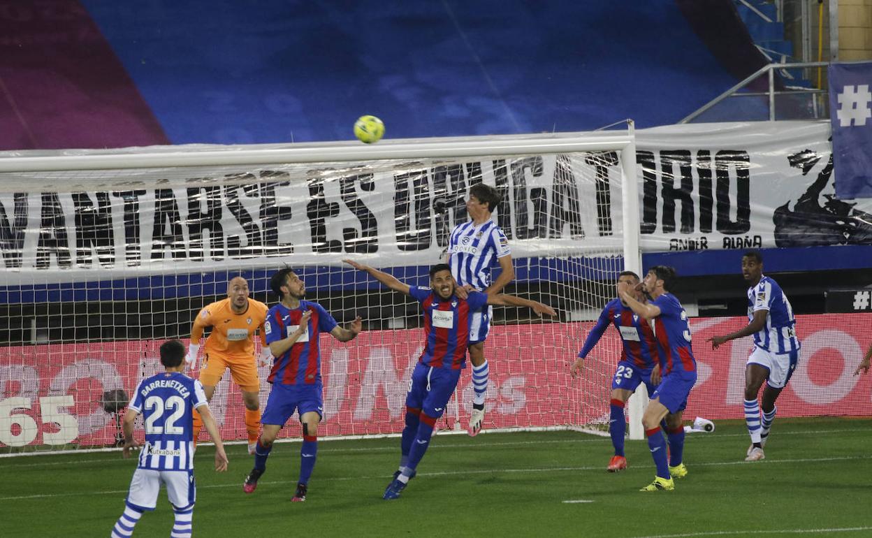 Le Normand se levanta majestuoso por encima de Atienza, sobre el que se apoya, para tratar de rematar. 