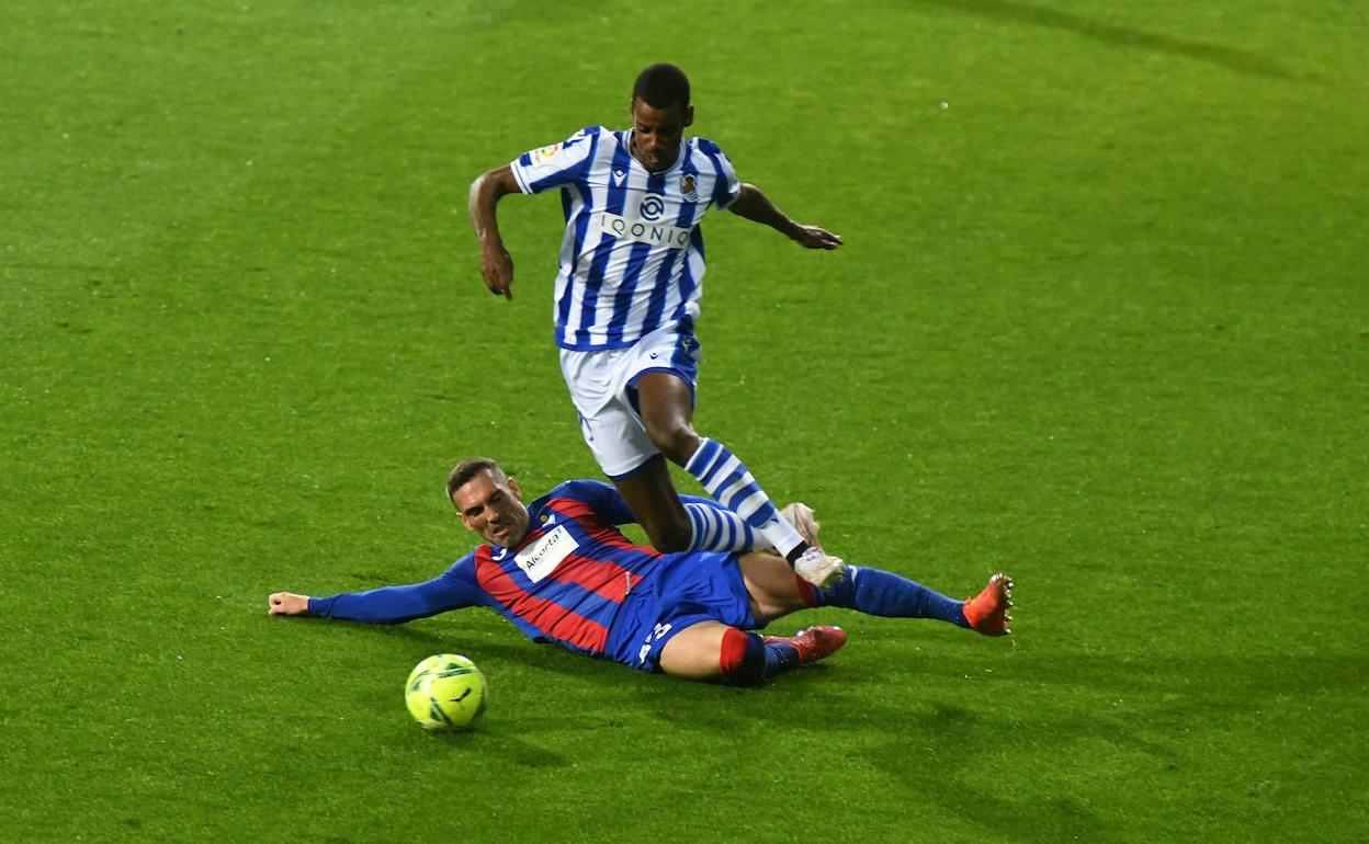 Isak esquiva una entrada de Arbilla. 