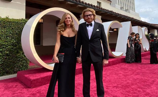 Naiara Eizaguirre y Erik Messerschmidt posan en la alfombra roja de los Oscar. 