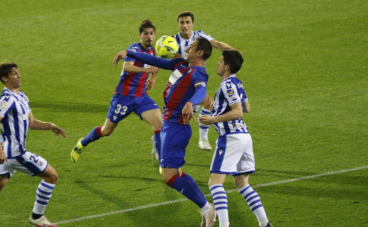 Kike García controla el balón de espaldas, con Zubeldia y Le Normand muy cerca del delantero anoche en Ipurua. 