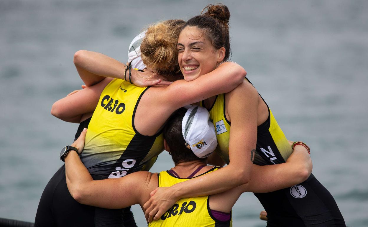 Una sonriente Sandra Piñeiro se abraza a sus compañeras de Orio.