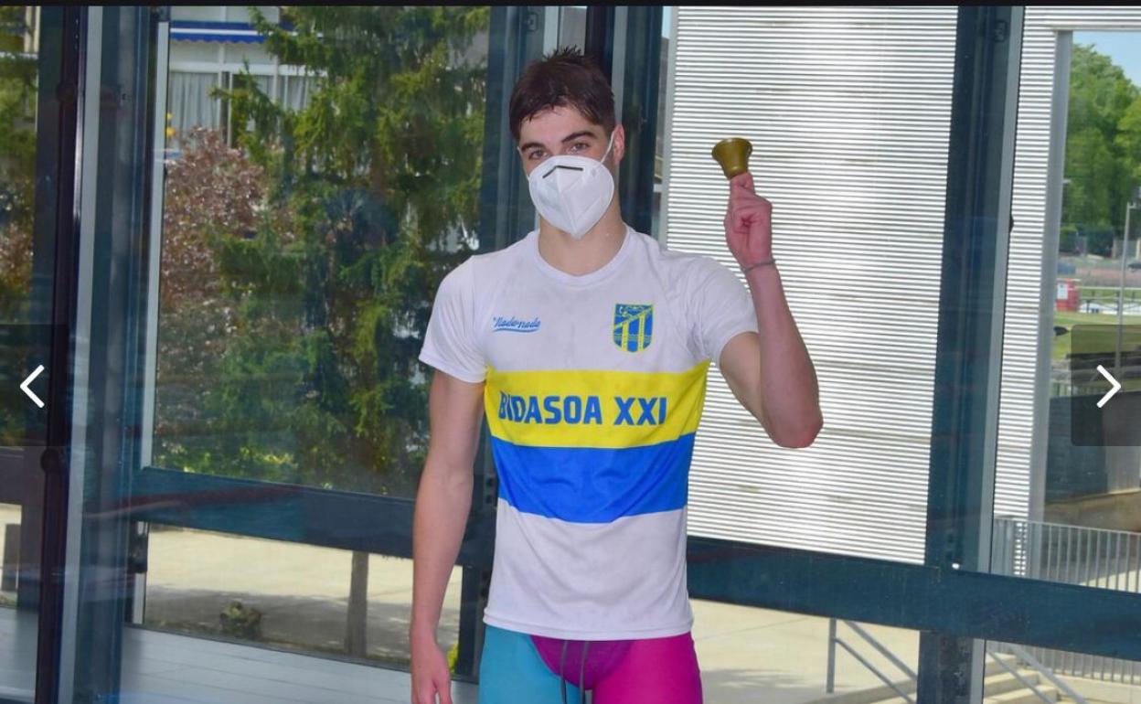 Xabier Aguilar toca la campana tras batir el récord de 200 mariposa. 
