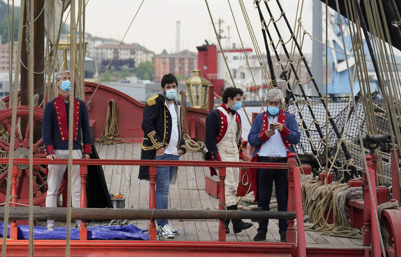 El director dirigió el lunes las últimas escenas que transcurren en el puerto de Pasaia de la serie 'La Fortuna' cuyo rodaje está a punto de finalizar. 