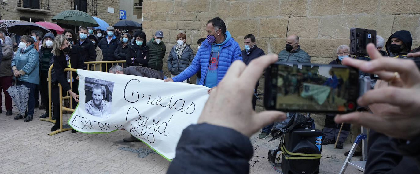 La familia del periodista David Beriáin, asesinado en Burkina Faso junto con el cámara Roberto Fraile, recibió este miércoles el cariño de los vecinos de Artajona en un emotivo homenaje.