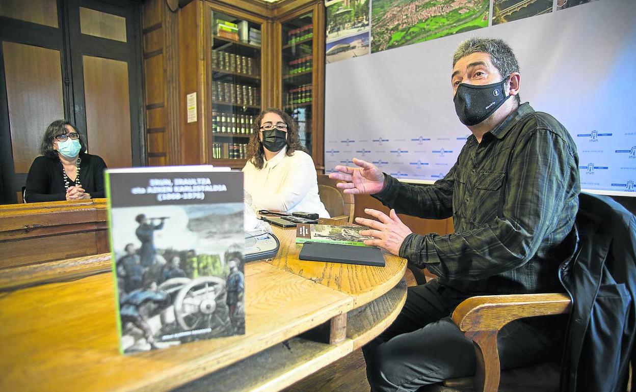 Sagrario Arrizabalaga, Monica Martinez eta Mikel Alberdi aurkezpenean.