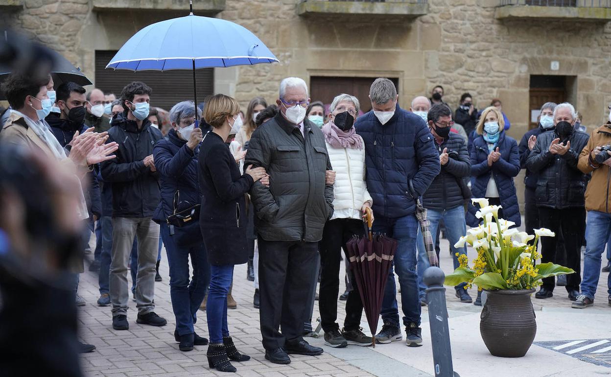 La familia de David Beriáin, en la concentración en Artajona.