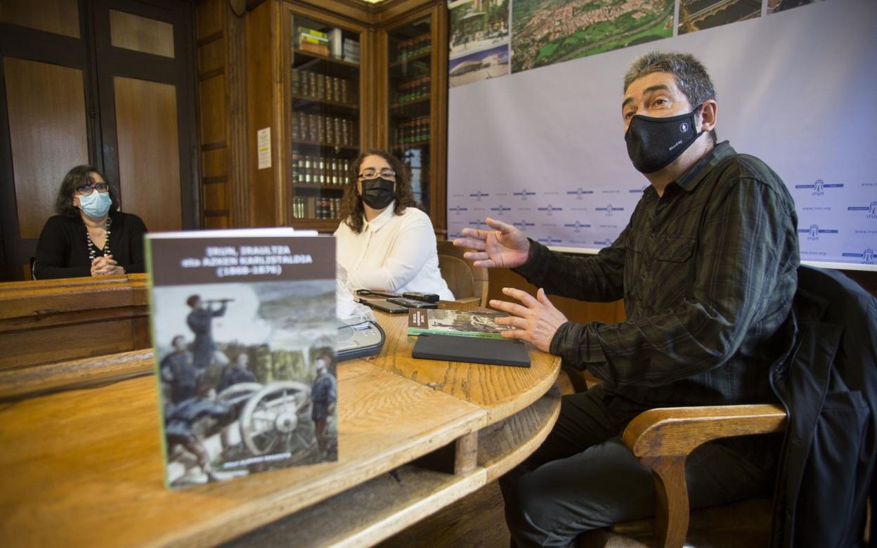 Sagrario Arrizabalaga, Monica Martinez eta Mikel Alberdi atzo egindako aurkezpenean. 