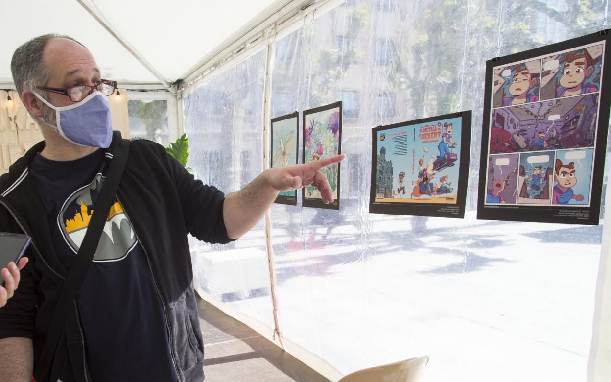 Jorge Madejón, en la exposición de Cómic e ilustraciones instalada en la Feria del Libro. 