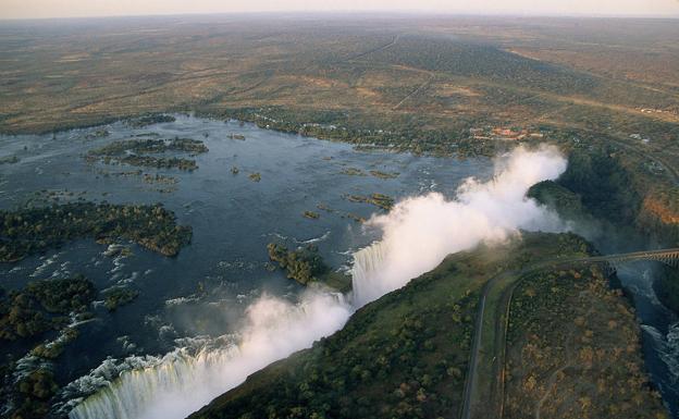 Las cataratas Victoria, en Zimbabue, vistas desde el aire.