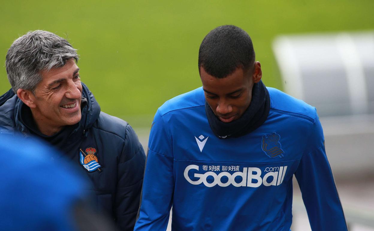 Alexander Isak aparece en Zubieta durante un entrenamiento en compañía de un sonriente Imanol. 