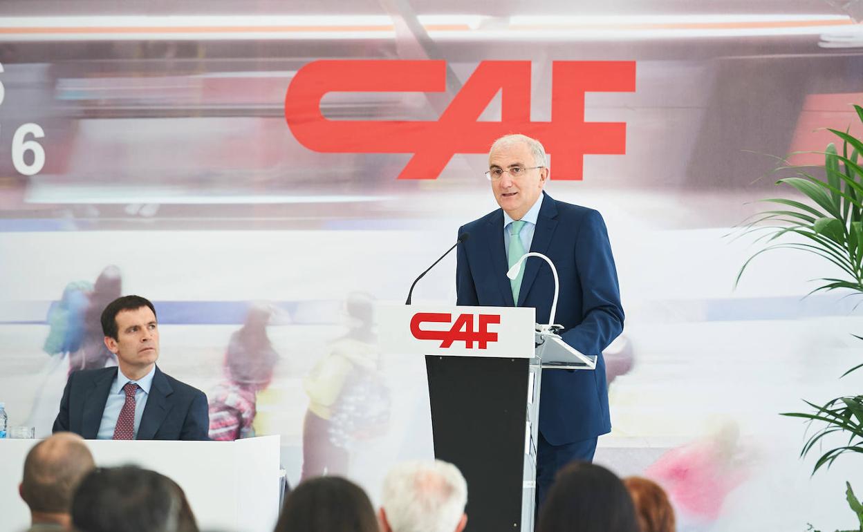 El nuevo consejero delegado, Javier Martínez Ojinaga, a la izquierda, y el presidente, Andrés Arizkorreta, en una junta de CAF.