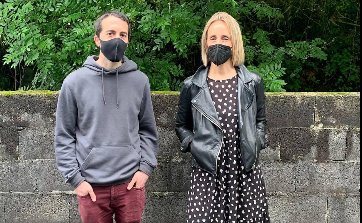 Bertsozale Elkarteko Beñat Gaztelumendo, eta Lotura Films-eko Miren Berasategi.