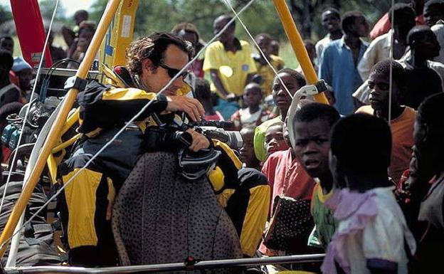 José Mari Elósegui a bordo del ultraligero con el que atravesó África.