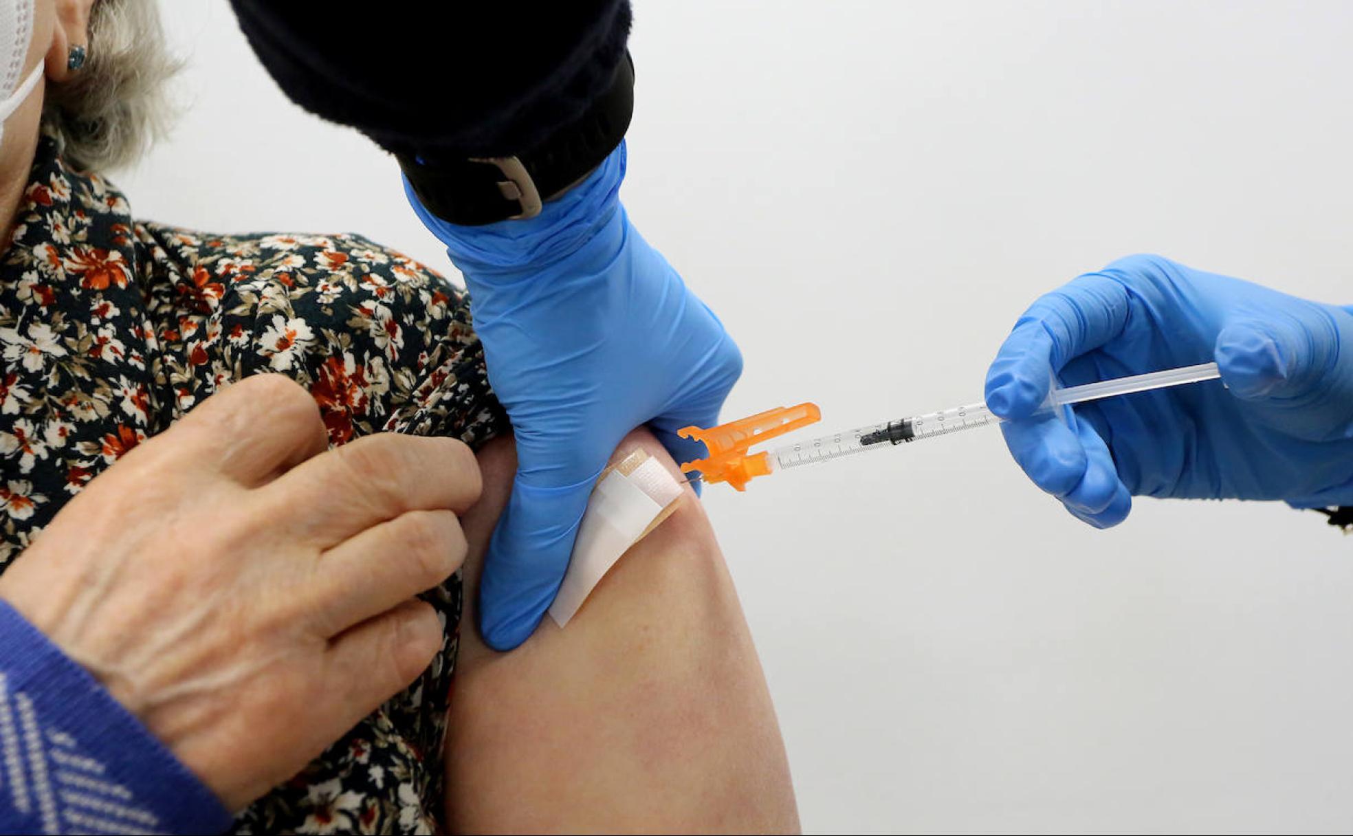 Una sanitaria inocula la vacuna a una mujer esta semana en Gipuzkoa.