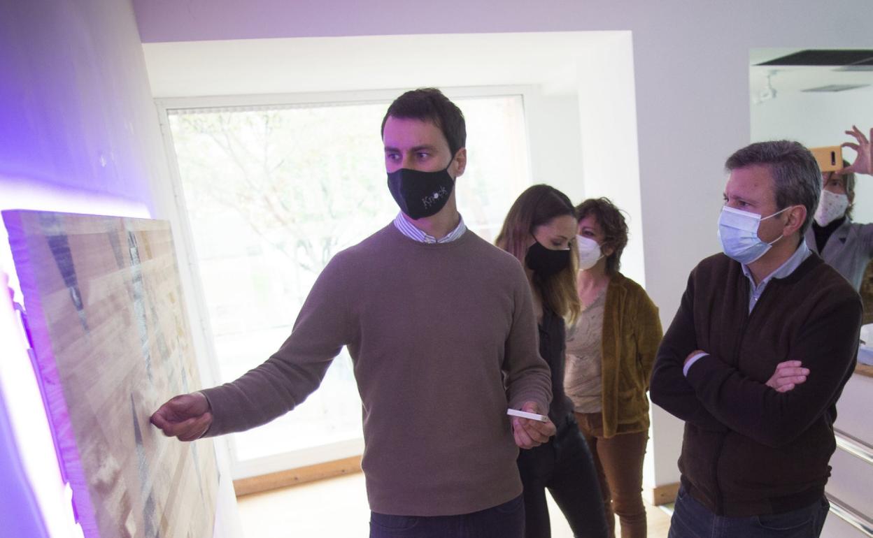 El alcalde de Irun, José Antonio Santano, junto con David Ramos, que ha creado Knock System, un sistema de iluminación que se activa al tacto. 